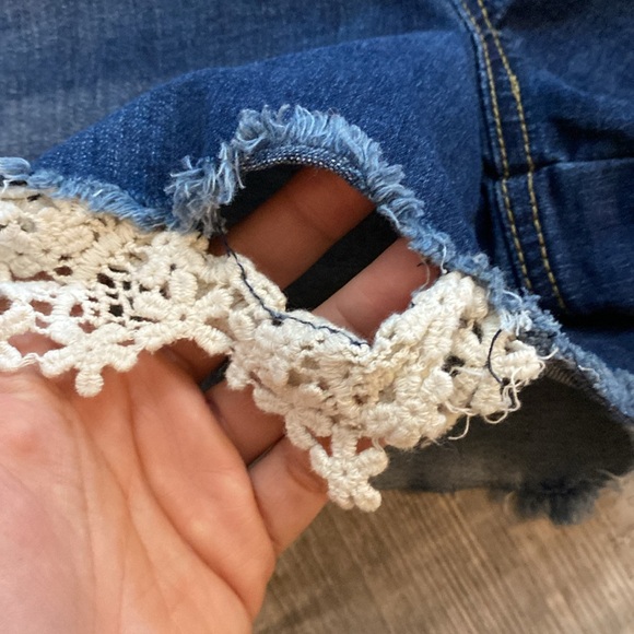 ๐ Maurices High Rise Crochet Bottom Denim Shorts - Size 12 ๐ - Picture 6 of 8